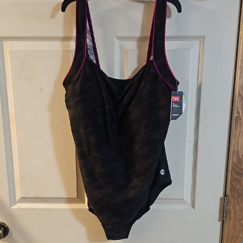 TYR WOMEN'S CAMO DURAFAST ONE-PIECE SWIMSUIT: BLACK/GRAY: NEW WITH TAGS: SIZE 24